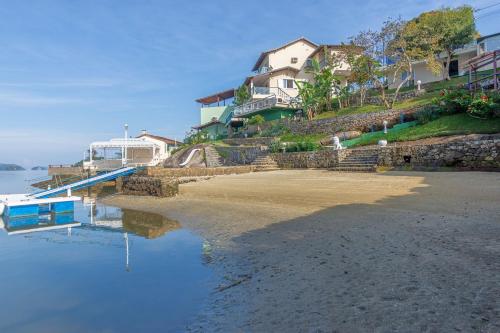 Magnífica casa, com praia particular, em Angra