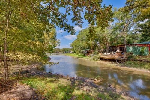 Malakoff Retreat with Hot Tub and Lake Access! in Malakoff, USA