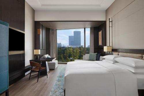 Deluxe King Bed Room image 5