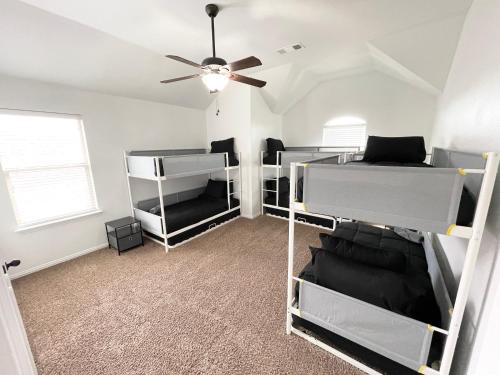 Hot Tub 4BR Home - Huge Backyard, Game Room, Porch in Little Elm, USA