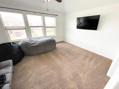 Hot Tub 4BR Home - Huge Backyard, Game Room, Porch in Little Elm, USA