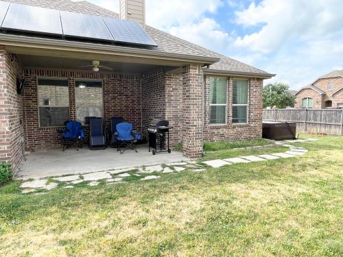 Hot Tub 4BR Home - Huge Backyard, Game Room, Porch