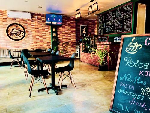 レストラン, ベッド ステーション 210 (Bed Station 210) in キャンディ