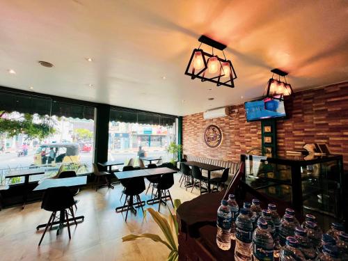 レストラン, ベッド ステーション 210 (Bed Station 210) in キャンディ