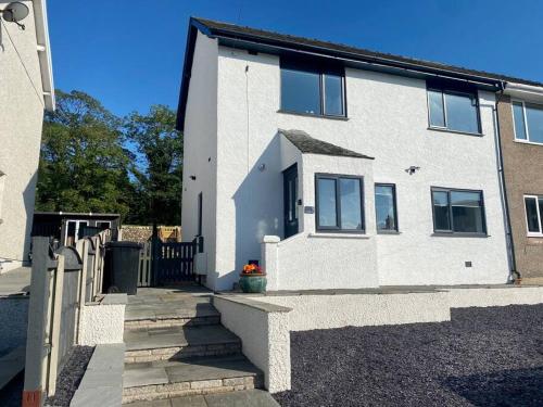 A modern, dog-friendly 3 bedrm canal side property