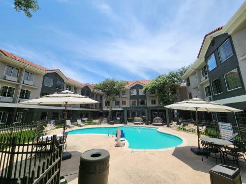La Quinta Inn & Suites by Wyndham Dallas Addison Galleria - image 5