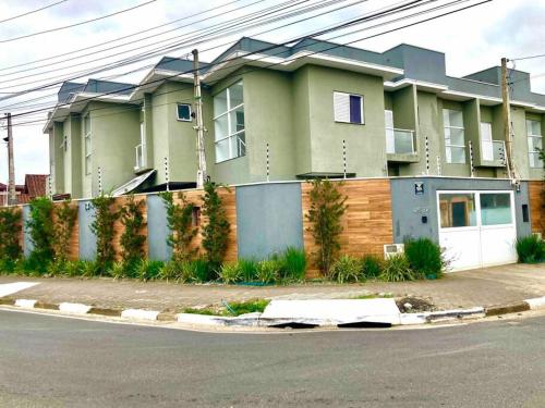 Casa agradável com piscina há 1 quadra da praia.