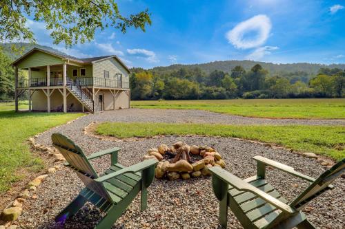 Peaceful Purlear Vacation Rental with Creek Access! in Stony Fork, Vereinigte Staaten von Amerika