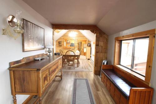 Yellowstone Lookout Lodge