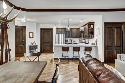Comfort at Arrowhead Village - Steps from the lift condo - image 3