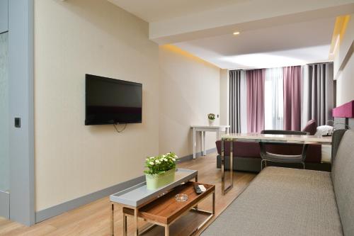 Spil Suites Spil Suites is conveniently located in the popular Kahramanlar area. The hotel offers a high standard of service and amenities to suit the individual needs of all travelers. All the necessary faciliti