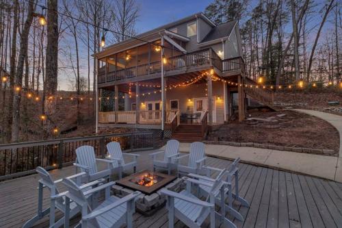 Lake-Front with Hot-Tub & Beautiful Views! in West Union, USA