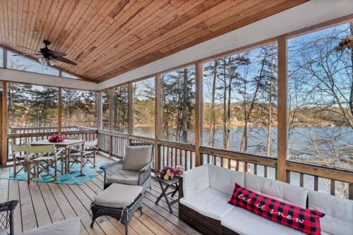 Lake-Front with Hot-Tub & Beautiful Views! in West Union, USA