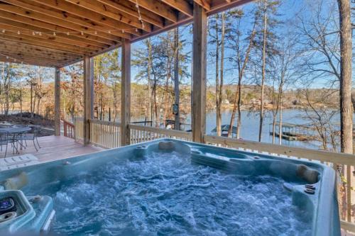 Lake-Front with Hot-Tub & Beautiful Views! in West Union, USA