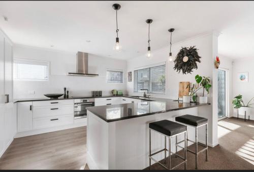 Kitchen, Luxury Beachside Villa in Tauranga