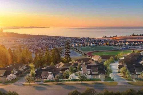 The Royal Bay Escape: Cozy 2 bedrooms garden suite in Colwood