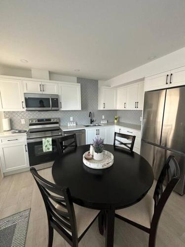 The Royal Bay Escape: Cozy 2 bedrooms garden suite in Colwood
