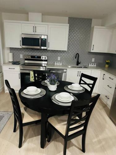 The Royal Bay Escape: Cozy 2 bedrooms garden suite in Colwood