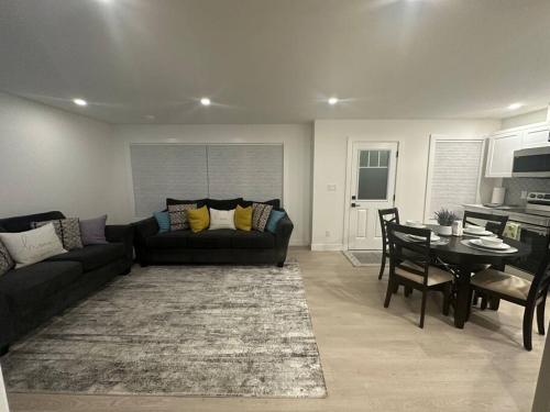 The Royal Bay Escape: Cozy 2 bedrooms garden suite in Colwood