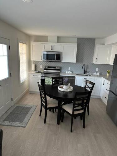 The Royal Bay Escape: Cozy 2 bedrooms garden suite in Colwood