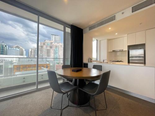 Chatswood CBD 2BR l Balcony l Parking l Office