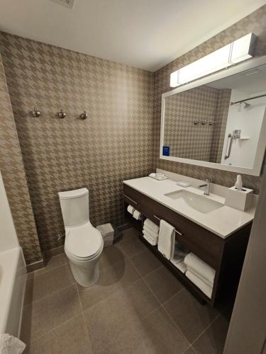 Studio Suite with Two Queen Bes and Bath Tub - Mobility Accessible