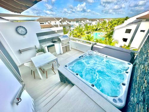 NEW Luxury Penthouse with Jacuzzi, BBQ and 4 Free private beach passes!