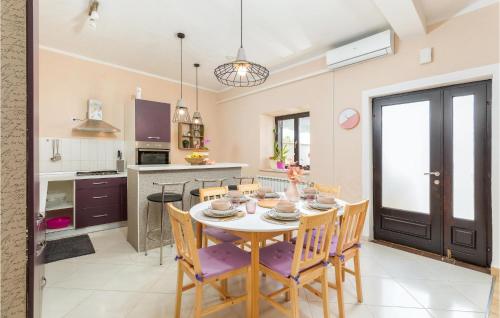 virtuve, 2 Bedroom Gorgeous Home In Marcana in Sarici