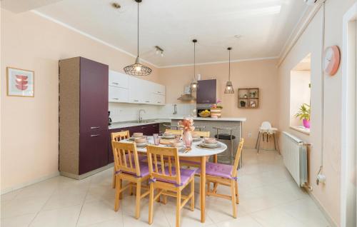 virtuve, 2 Bedroom Gorgeous Home In Marcana in Sarici