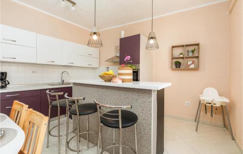 virtuve, 2 Bedroom Gorgeous Home In Marcana in Sarici