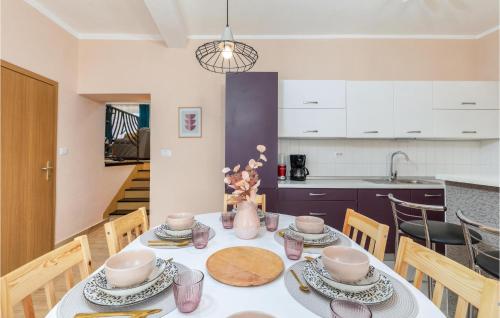 virtuve, 2 Bedroom Gorgeous Home In Marcana in Sarici