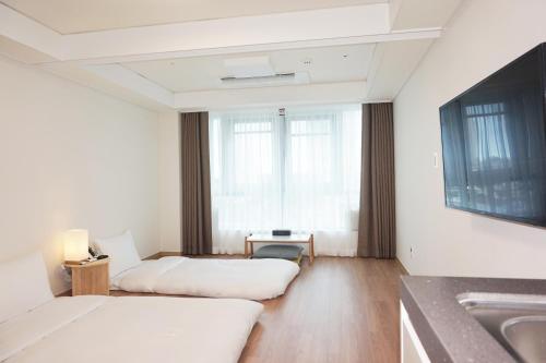 Deluxe Ondol Twin Room with Double Size Futon and Single Size Futon