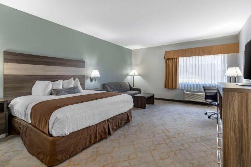 King Suite with Sofabed - Non-Smoking