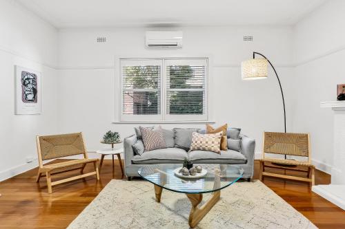 Large 3 Bed Art Deco Apartment in Camberwell