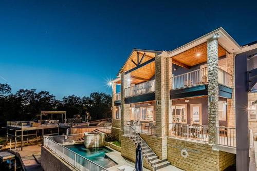 New Big Blue in LBJ Waterfront with a Private Pool in Kingsland, USA