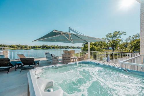 New Big Blue in LBJ Waterfront with a Private Pool in Kingsland, USA