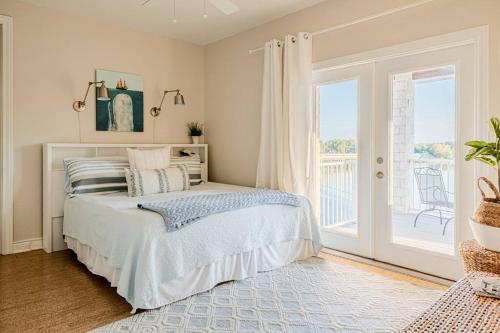 New Big Blue in LBJ Waterfront with a Private Pool in Kingsland, USA