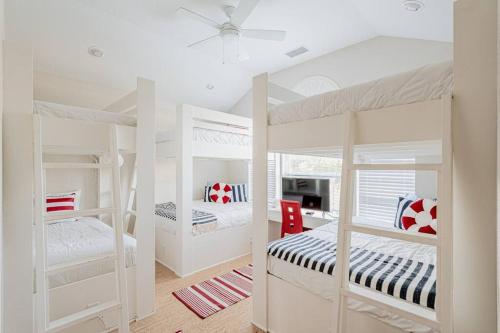 New Big Blue in LBJ Waterfront with a Private Pool in Kingsland, USA