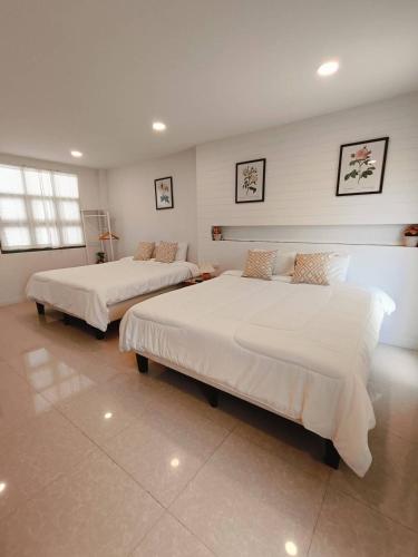 บ้านสุขใจ อัมพวา Room Type - Quadruple Room with Balcony