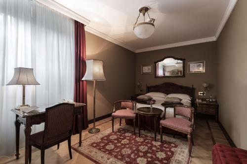 Classic Double or Twin Room image 6