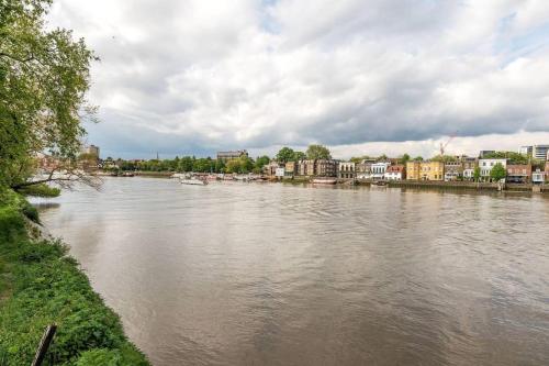 Spacious 2 bed Garden Flat by the Thames+parking