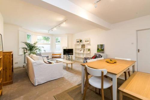 Spacious 2 bed Garden Flat by the Thames+parking