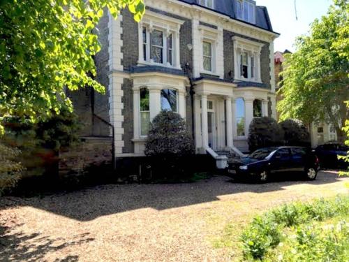 Spacious 2 bed Garden Flat by the Thames+parking