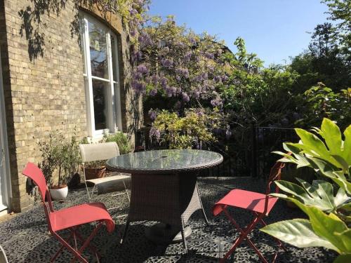 Spacious 2 bed Garden Flat by the Thames+parking