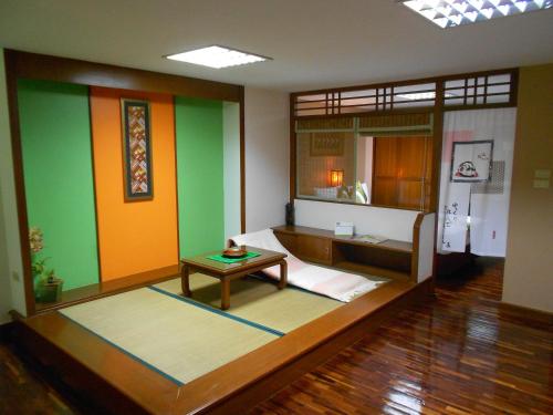 room detail thumbnail 2