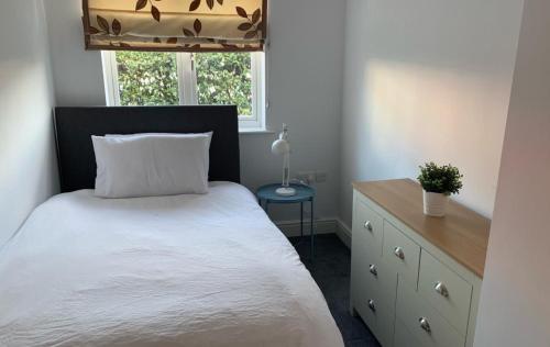 Addlestone - Stylish and modern 2 bedroom apartment - Tap to explore photos