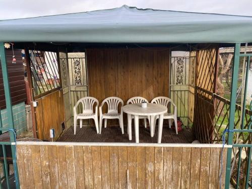 Balcony/terrace, Bungalow im Grunen in Werneuchen