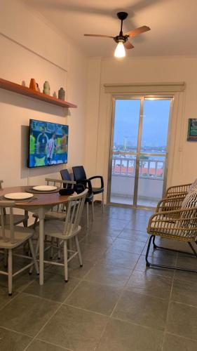 Skupni salon/TV območje, VARANDA COM VISTA MARÍTIMA DE BARCOS E NAVIOS, PRÉDIO HISTÓRICO TOMBADO, WI-FI 500 Mb (OCEAN FRONT ICONE ARQUITETONICO de Artacho Jurado Conforto WiFi 500mb Varanda e Vista Magnifica do M) in Ponta da Praia