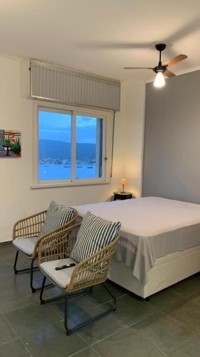 VARANDA COM VISTA MARÍTIMA DE BARCOS E NAVIOS, PRÉDIO HISTÓRICO TOMBADO, WI-FI 500 Mb (OCEAN FRONT ICONE ARQUITETONICO de Artacho Jurado Conforto WiFi 500mb Varanda e Vista Magnifica do M) in Ponta da Praia