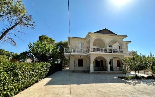 Aura House - Serene and breezy home under pines in อาร์กูดิ